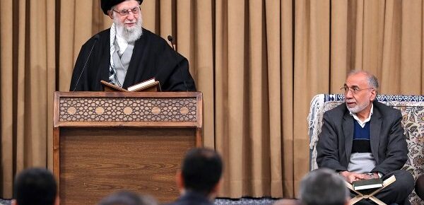 ملت ایران با جبهه وسیعی از قدرتمداران کافر یا منافق مواجه است