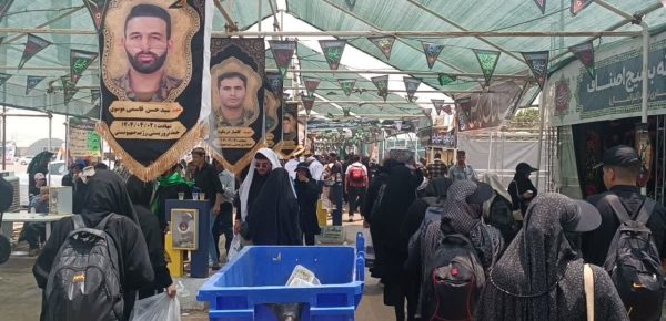 در شلمچه از راهی که مزین به شهداست به کربلا می روند