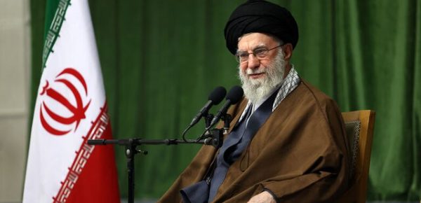 رهبر انقلاب: جوانان ما خوب هستند/رفتار برخی دستگاه‌ها انتقال ارزش‌های شهدا را نشان نمی‌دهد