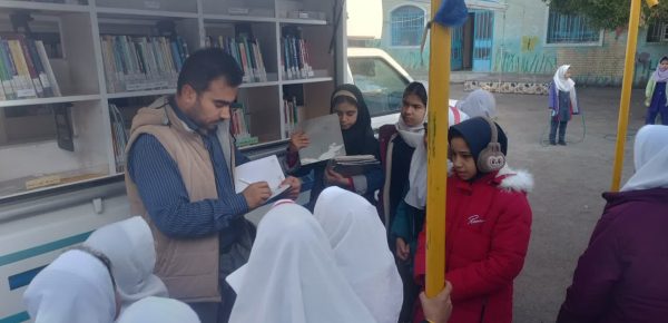 کتابخانه سیار شهرستان کارون فعالیت‌های خود را در دهه فجر آغاز کرد