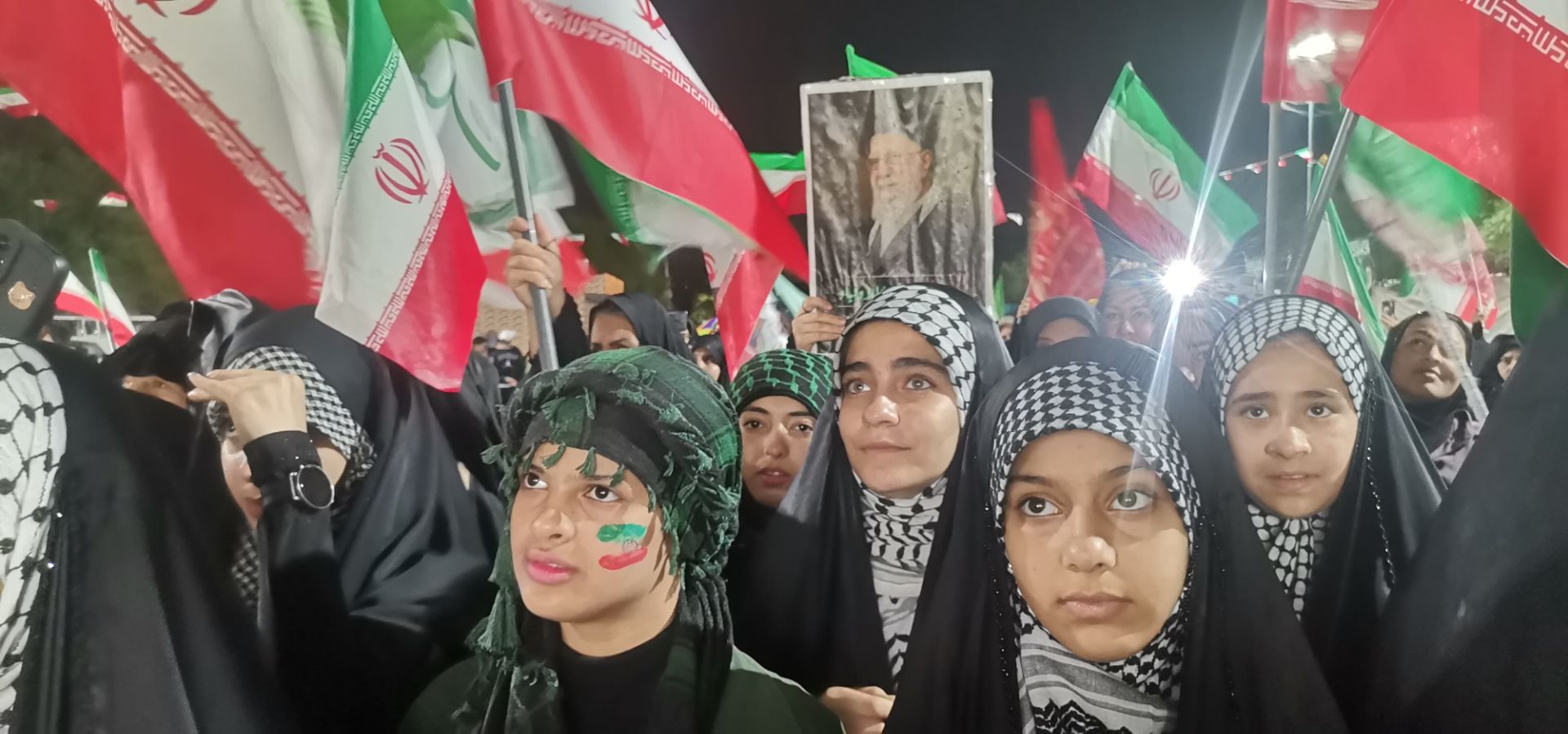 حماسه حضور در کارون؛ باران هم نتوانست جلوی مردم را بگیرد