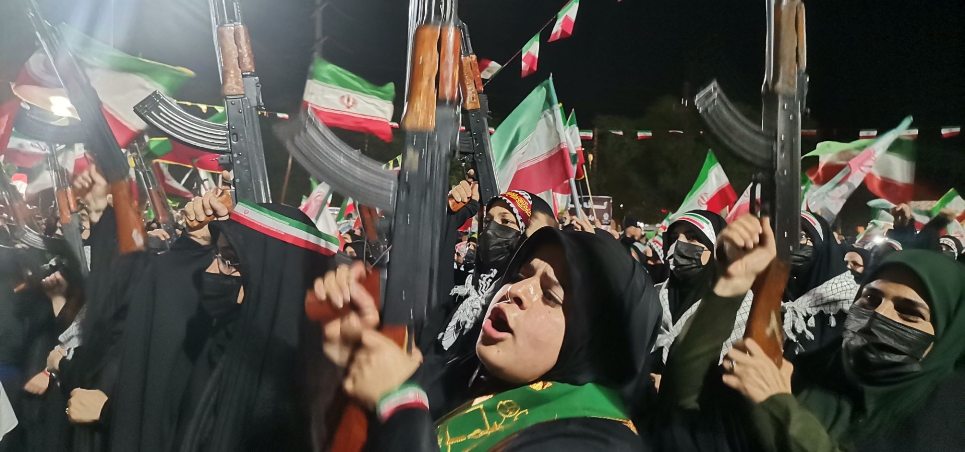 رژه حماسی دختران کارون؛ تجلی اقتدار در پاسداری از سرزمین
