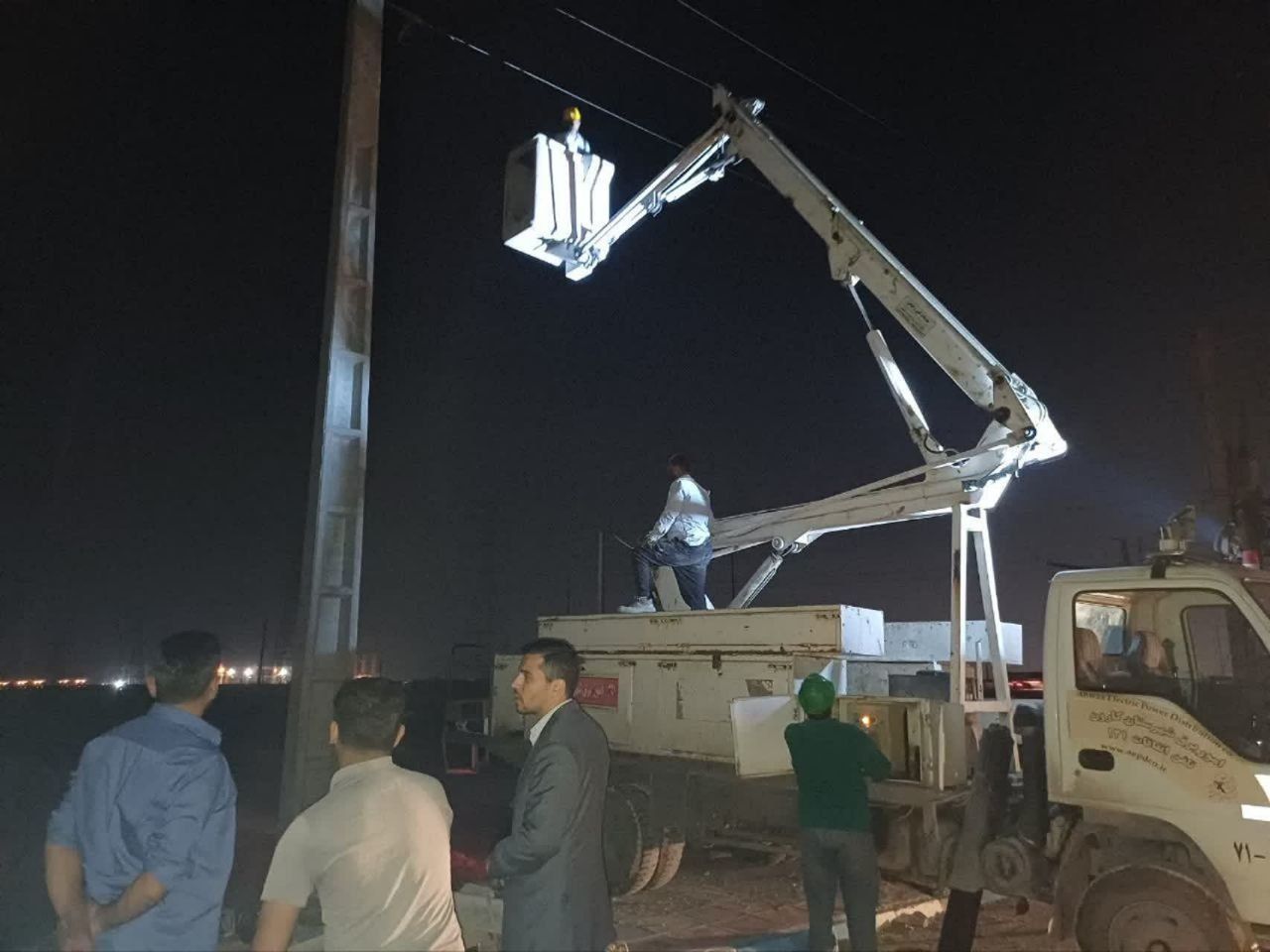 نظارت میدانی دادستان کارون بر روند برق‌رسانی به مناطق آسیب‌دیده از طوفان