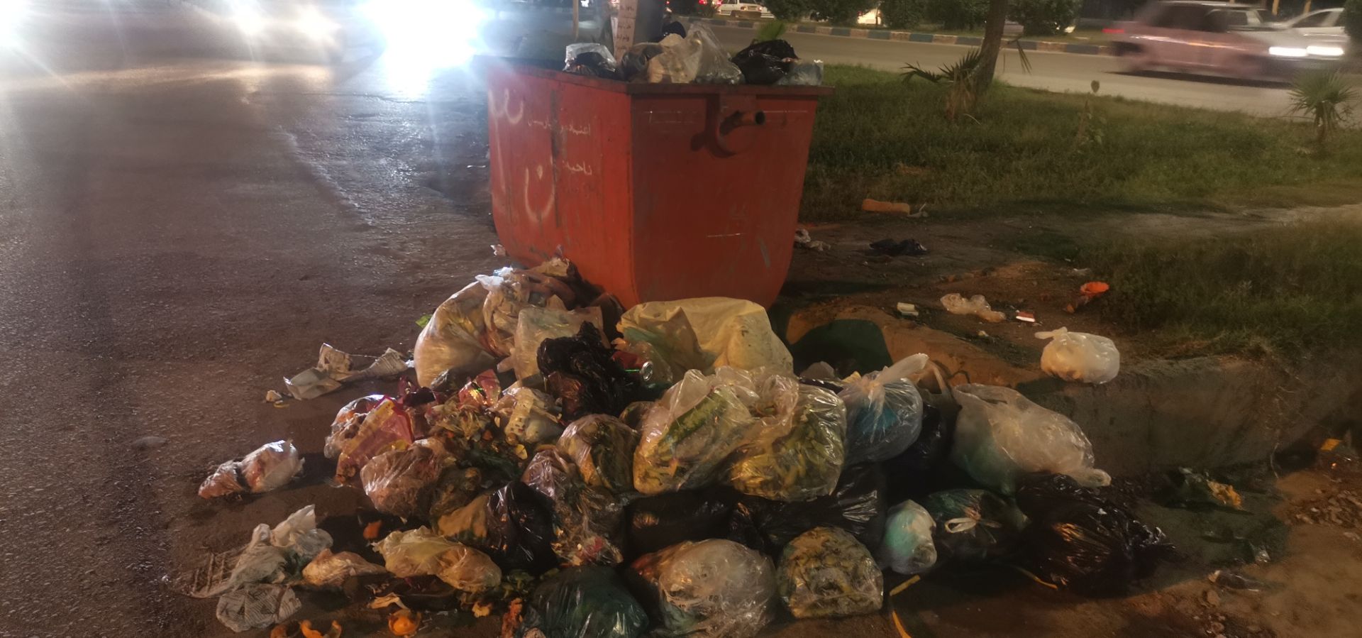 تجمع زباله در خیابان اصلی شهرستان کارون