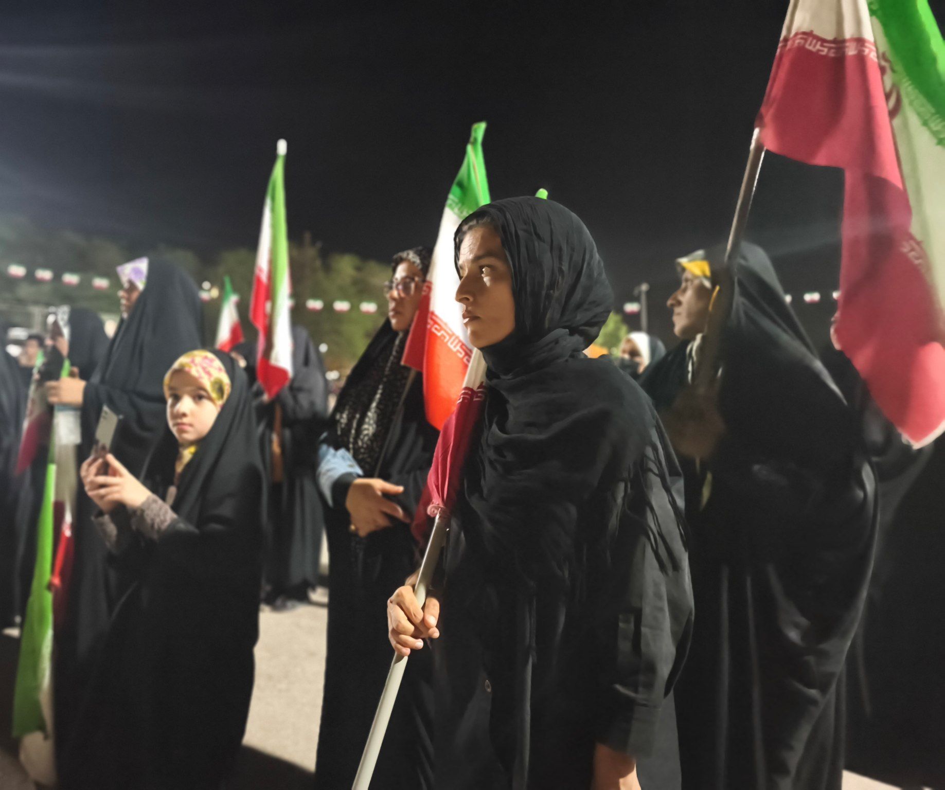 طنین «اللهاکبر» در کارون؛ مردمی که میدان را ترک نمیکنند+ویدئو